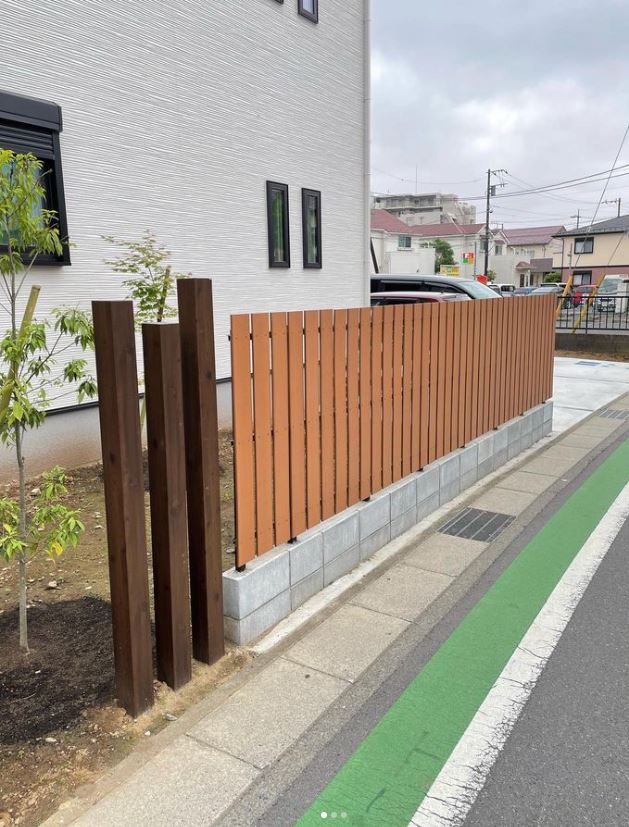 目隠しフェンスと枕木でまとめ、交差点は植栽にし通行の妨げにならないようプランニング👍