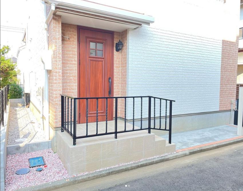 アイアン手摺を使って玄関周りをオシャレに🏠